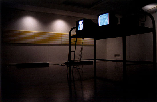 カズヒコ カケガワ作/6 Televisions and 11 Paintings ビデオインスタレーション作品